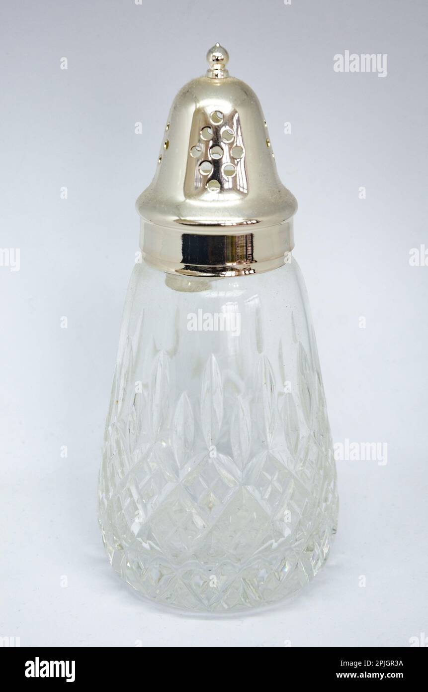 Ein alter, antiker Glaskeller, isoliert vor weißem Hintergrund Stockfoto