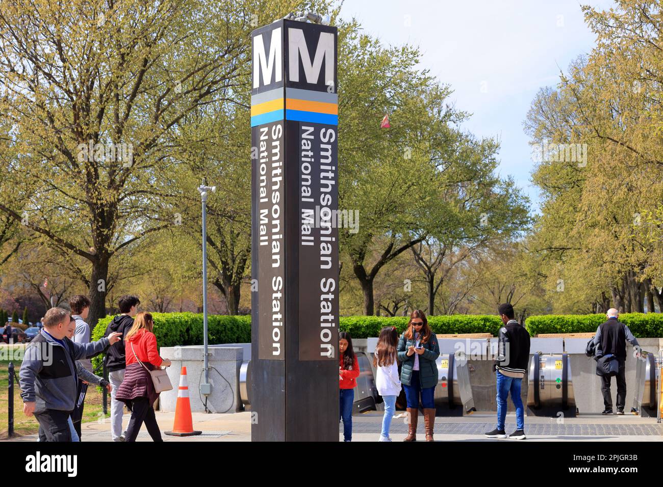 Touristen und Menschen außerhalb der Washington Metro Smithsonian Station in der National Mall, Washington DC an einem sonnigen Tag Stockfoto