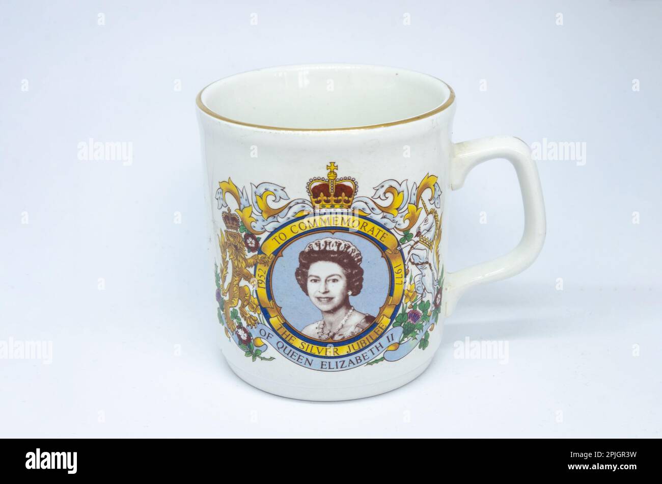 Eine Tasse zum Gedenken an Königin Elisabeth II. Des Silbernen Jubiläums im Jahr 1977, isoliert vor weißem Hintergrund. Stockfoto