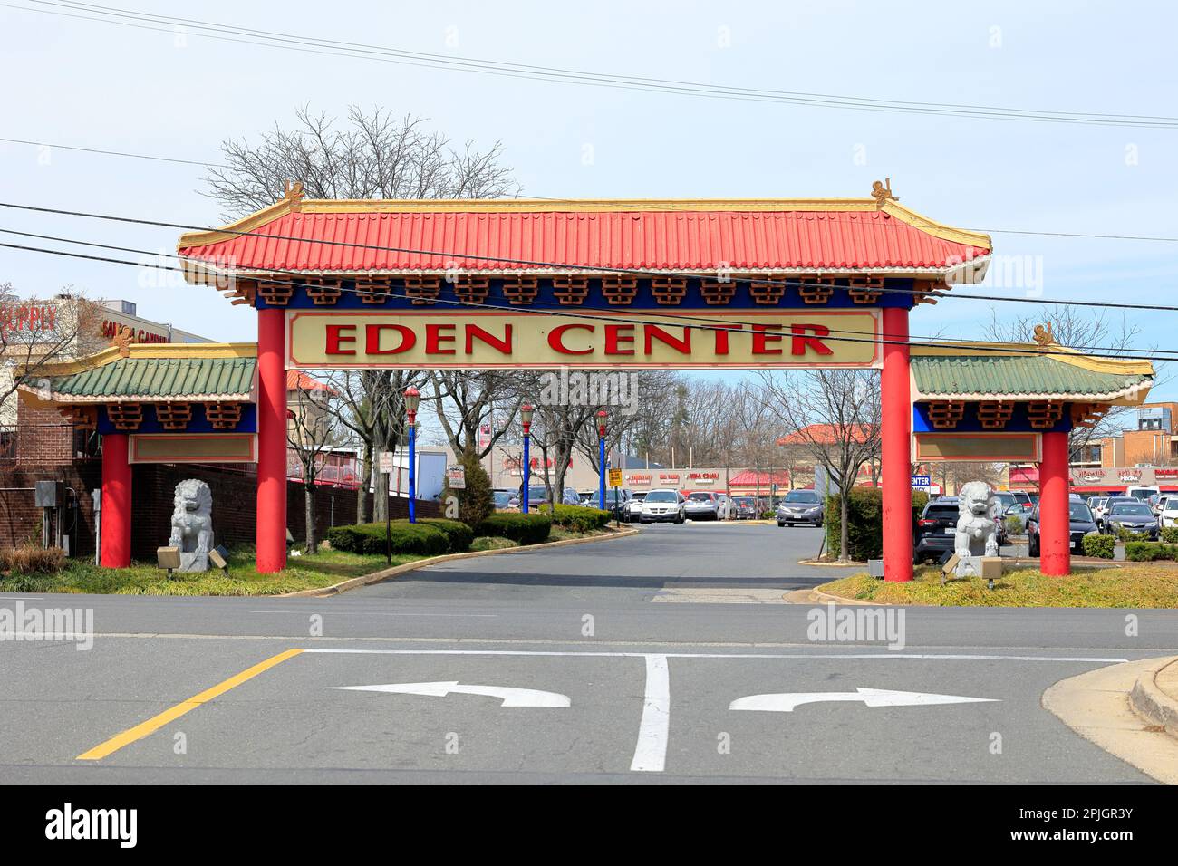 Torbogen über dem Einkaufszentrum Eden Center in Falls Church, Virginia. Das Einkaufszentrum bietet viele vietnamesische Unternehmen und Restaurants. Stockfoto