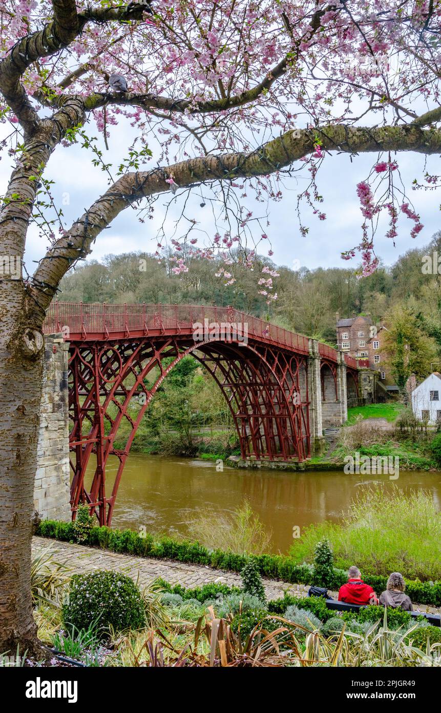 Ein Blick auf die Eisenbrücke, die den Fluss Severn bei Ironbridge in