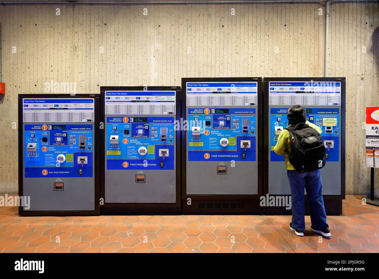 Eine Person, die einen Smartrip-Kartenautomaten an der Washington Metro East Falls Church Station benutzt. dc Metrorail Stockfoto