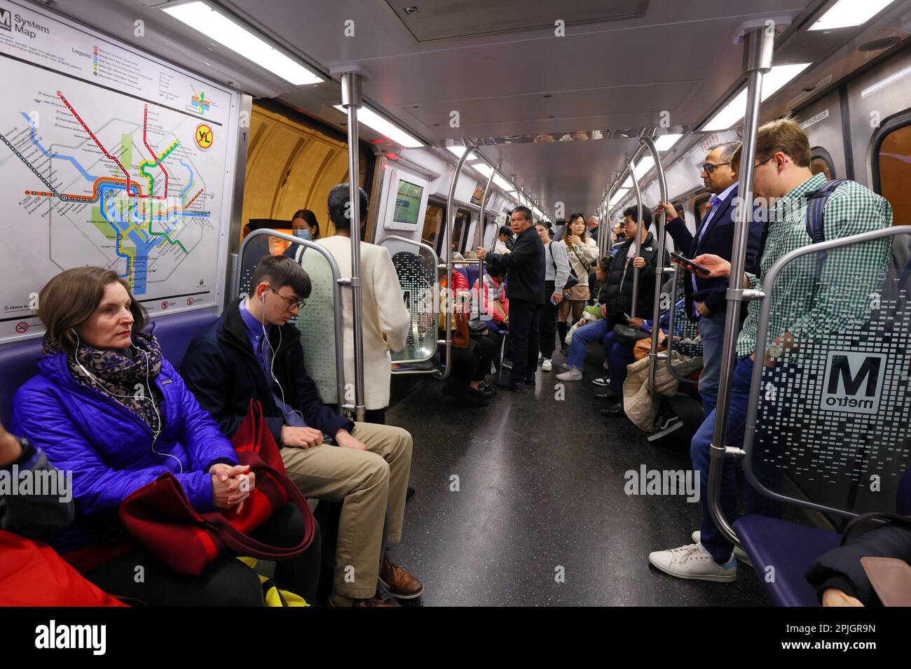 Leute, Passagiere in einem U-Bahn-Zug der Washington DC aus der 7000. Serie. metrorail Stockfoto