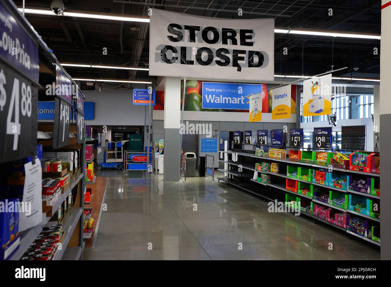 Ein Walmart-Geschäft mit einer Ankündigung „Store Closed“ und einem Schild „Thank you for Shopping at Walmart“ im Hintergrund, Washington DC, 29. März 2023 Stockfoto