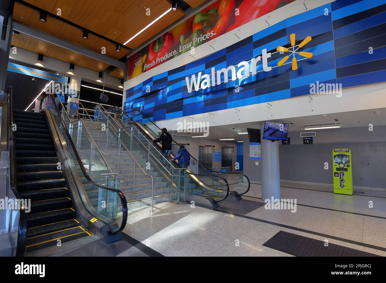 In der letzten Woche, in der der Einzelhändler dieses Geschäft und andere Geschäfte in städtischen Gebieten schließt, betreten die Kunden einen Walmart in der H Street, Washington DC. 29. März 2023 Stockfoto