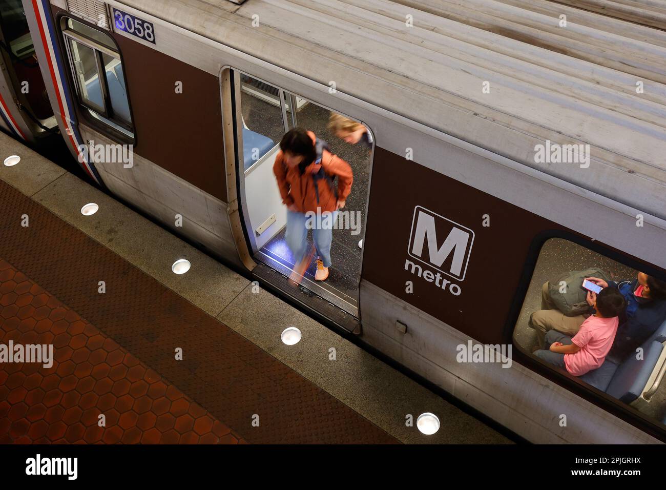 Die Leute steigen aus einem U-Bahn-Wagen der DC-U-Bahn-Serie aus dem Jahr 3000 aus, washington dc Metrorail Stockfoto