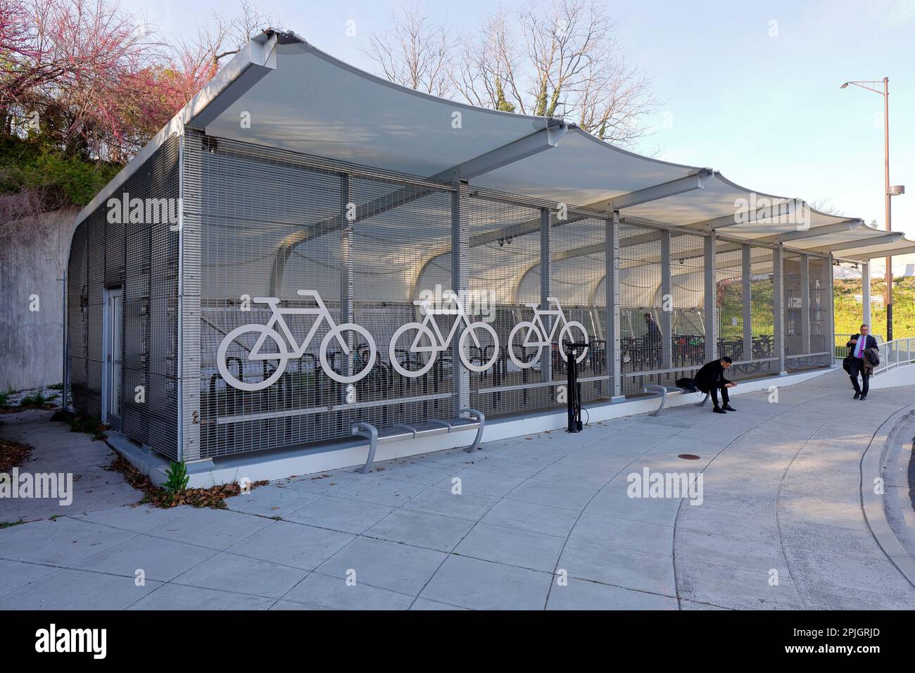 Gesicherter Fahrradparkplatz in Washington DC vor der Washington DC Metrorail East Falls Church Station. Stockfoto