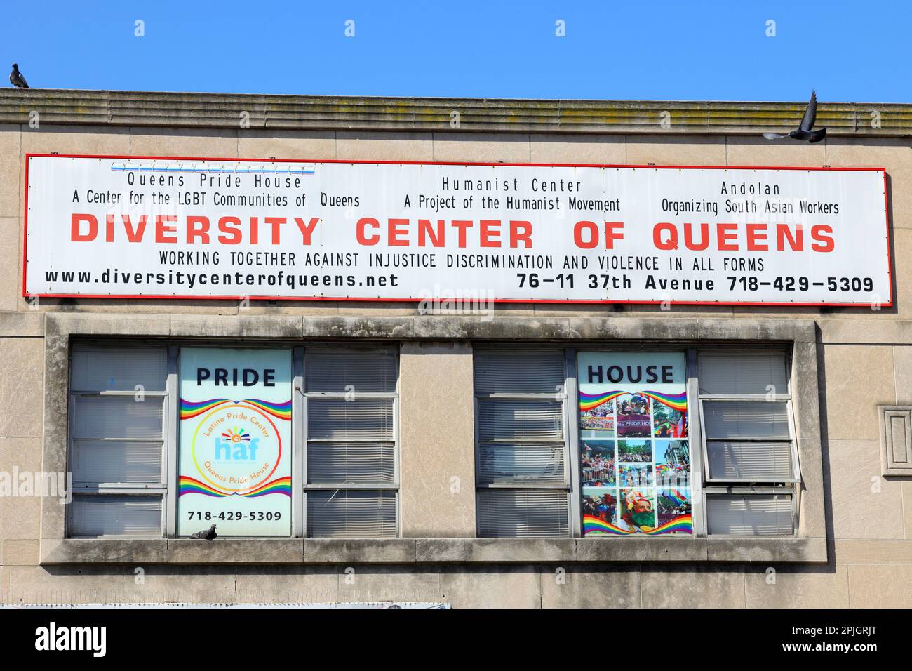 Beschilderung für das Diversity Center of Queens, 76-11 37. Ave, Queens, New York im Viertel Jackson Heights. Stockfoto