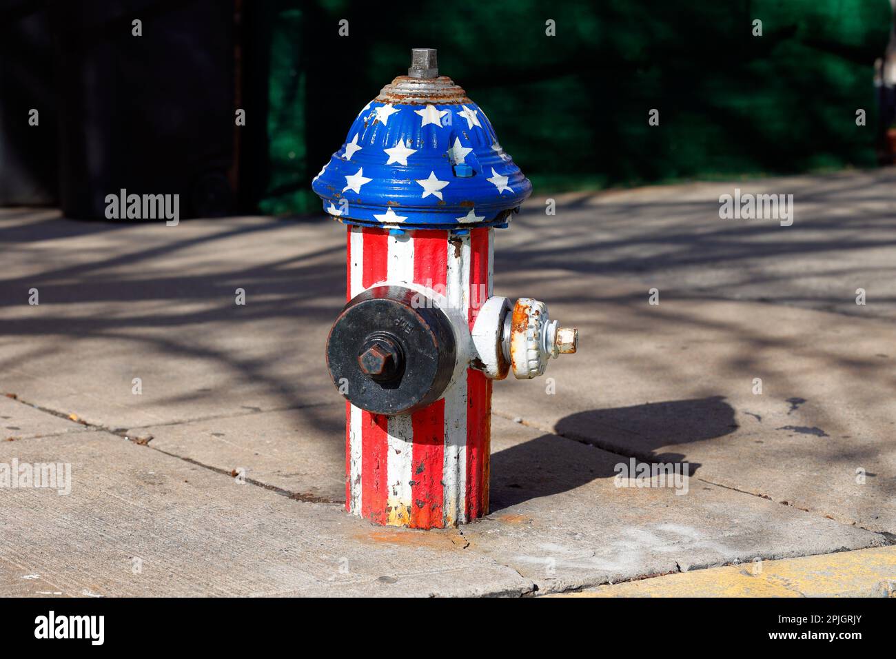 Eine amerikanische Flagge auf einem Hydranten in New York City Stockfoto