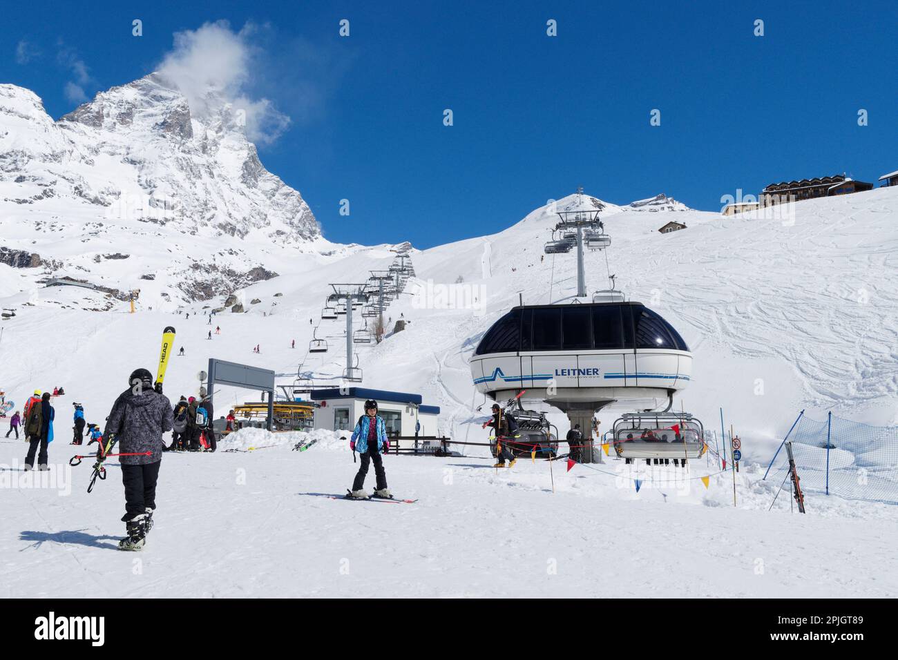 Breuil Cervinia, ein Skigebiet im Aosta Valley NW Italien. Der Cervino Mountain, auch bekannt als Matterhorn, ragt über den Skiliften und Touristen Stockfoto