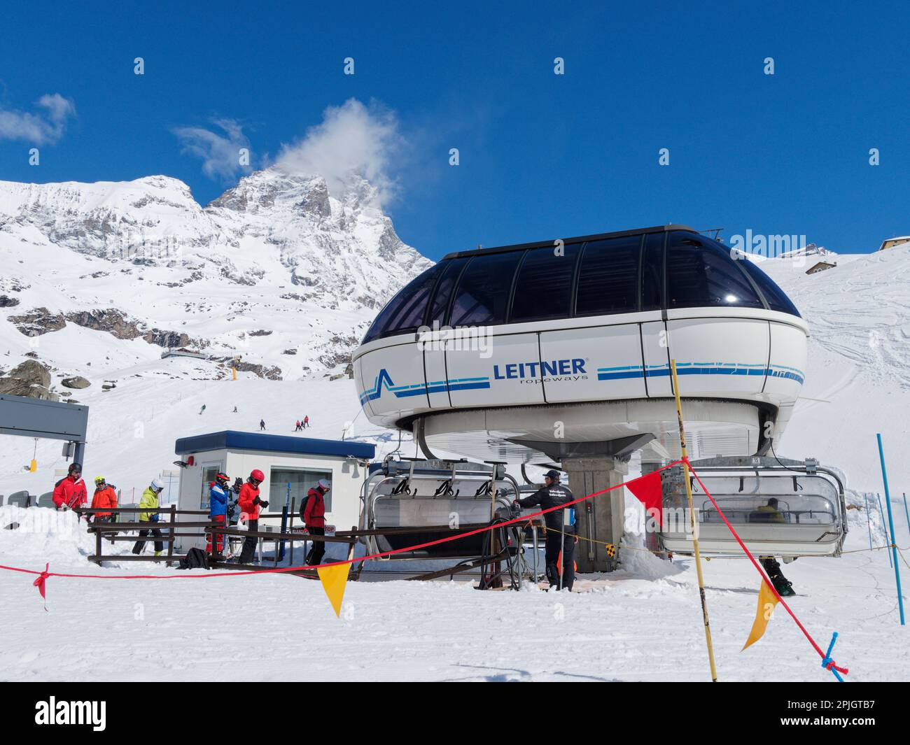 Breuil Cervinia, ein Skigebiet im Aosta Valley NW Italien. Der Cervino Mountain, auch bekannt als Matterhorn, ragt über den Skiliften und Touristen Stockfoto