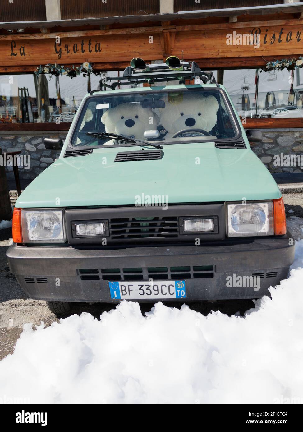 Spielzeugbären in einem Auto vor einem Restaurant in Breuil Cervinia, einem Skigebiet im Aosta Valley NW Italien Stockfoto