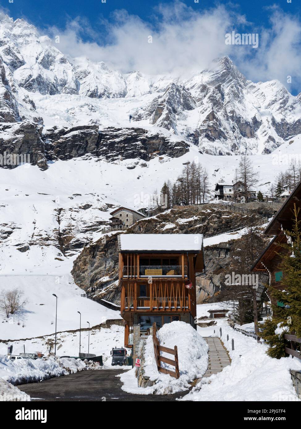 Holzhaus auf Pfählen, umgeben von schneebedeckten alpen im Skigebiet Breuil Cervinia im Aosta Valley NW Italien Stockfoto