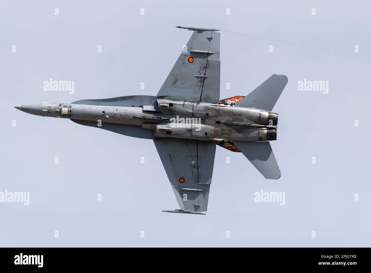 Spanische Air Force McDonnell Douglas EF-18A Hornet Kampfflugzeug 15-08 fliegt auf der Royal International Air Tattoo Airshow, RAF Fairford, Großbritannien. Stockfoto