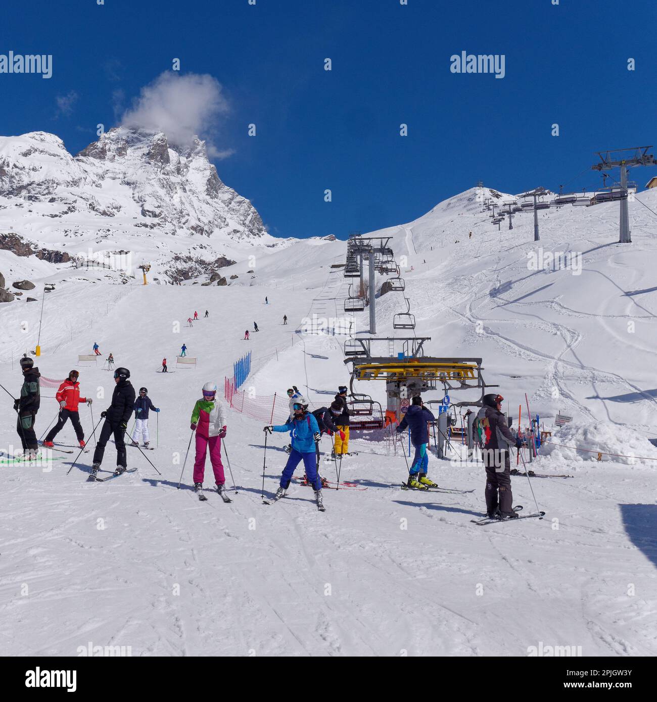 Skifahren im Ferienort Breuil-Cervinia im Aosta-Tal Italien mit einem Sessellift und dem schneebedeckten Cervino Berg, auch bekannt als Matterhorn, dahinter. Stockfoto