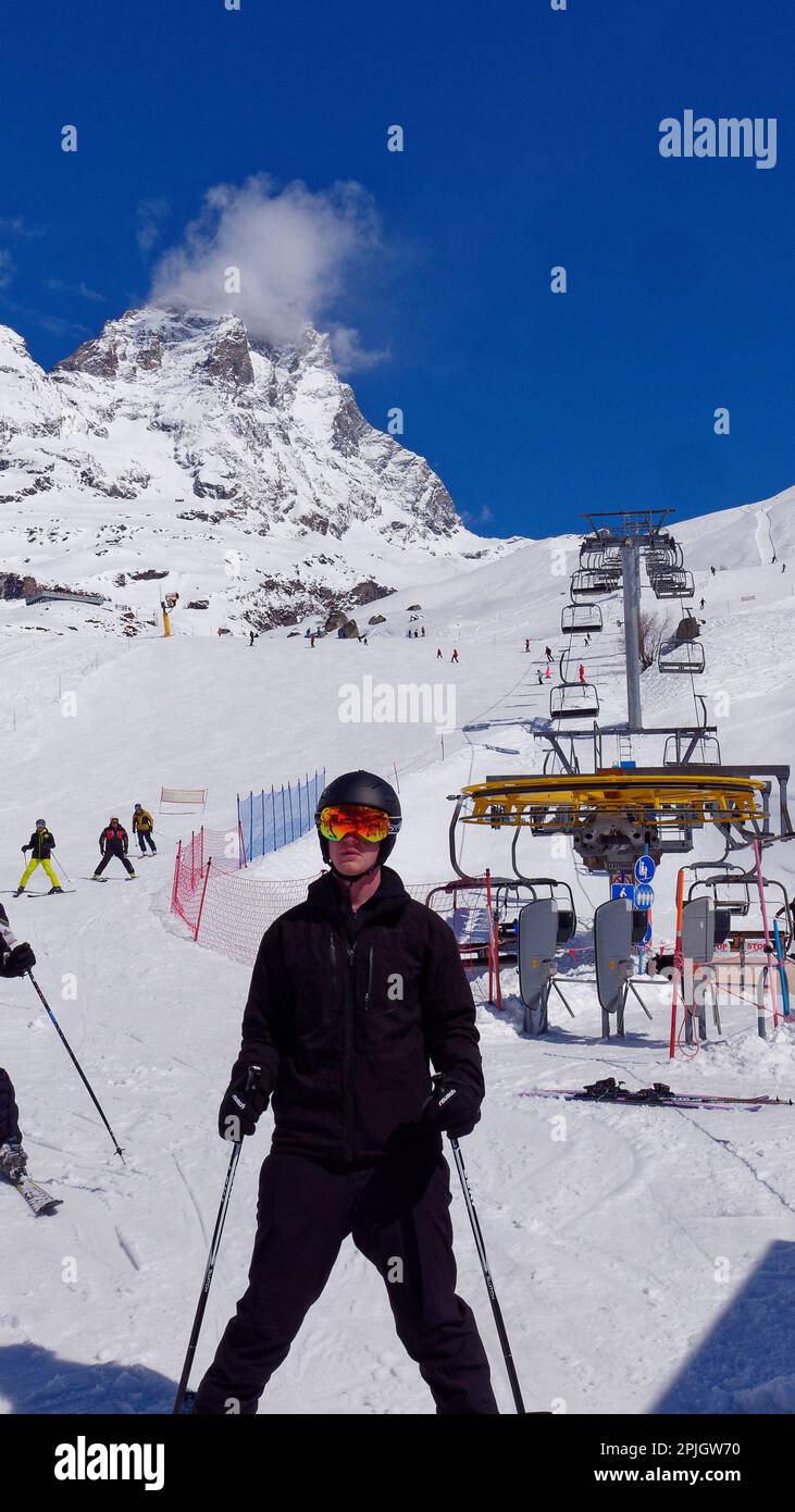 Skifahren im Ferienort Breuil-Cervinia im Aosta-Tal Italien mit einem Sessellift und dem schneebedeckten Cervino Berg, auch bekannt als Matterhorn, dahinter. Stockfoto