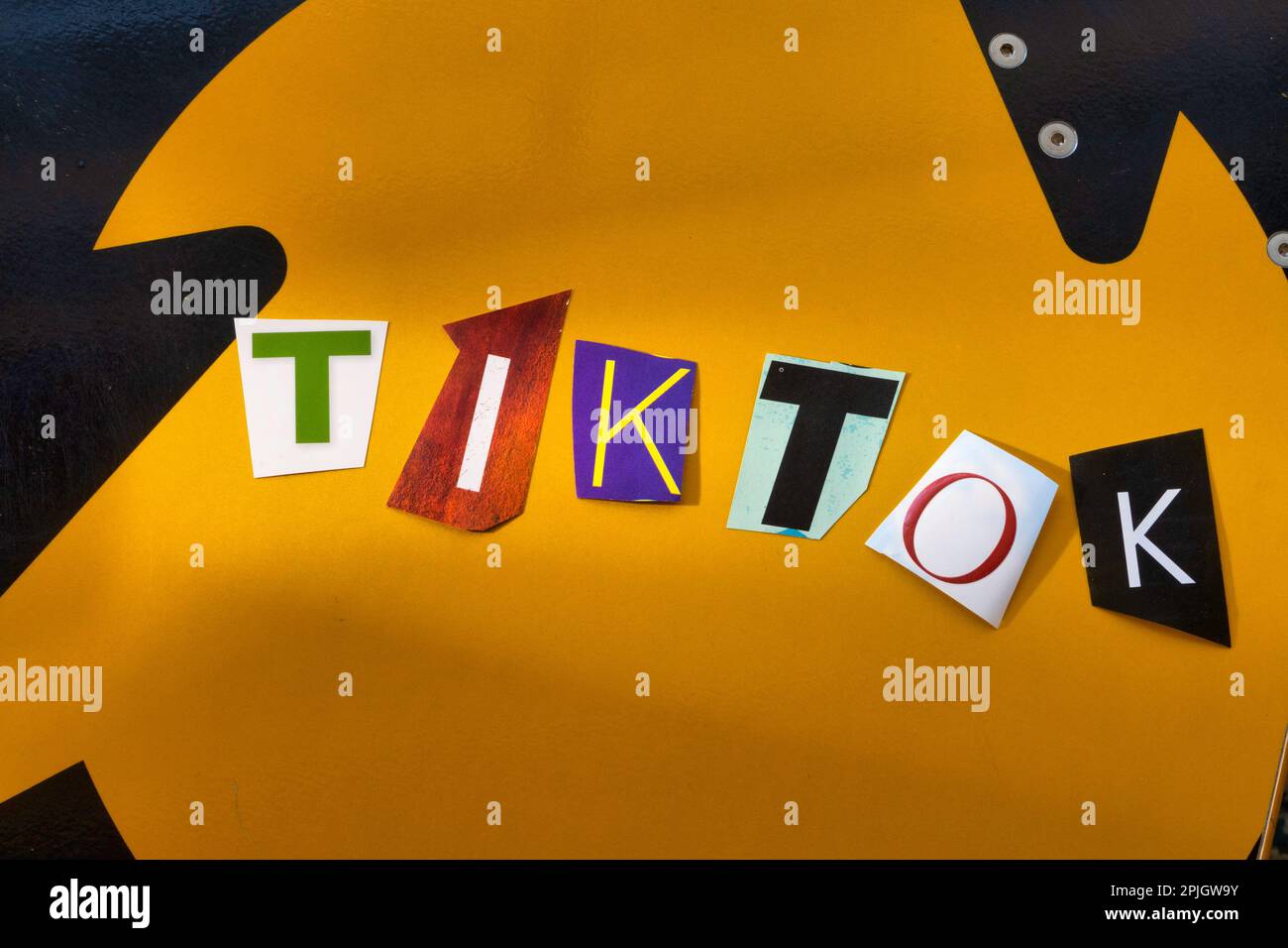 Das Wort 'TikTok' mit ausgeschnittenen Papierbuchstaben in das Lösegeld Note Effekt Typografie Stockfoto