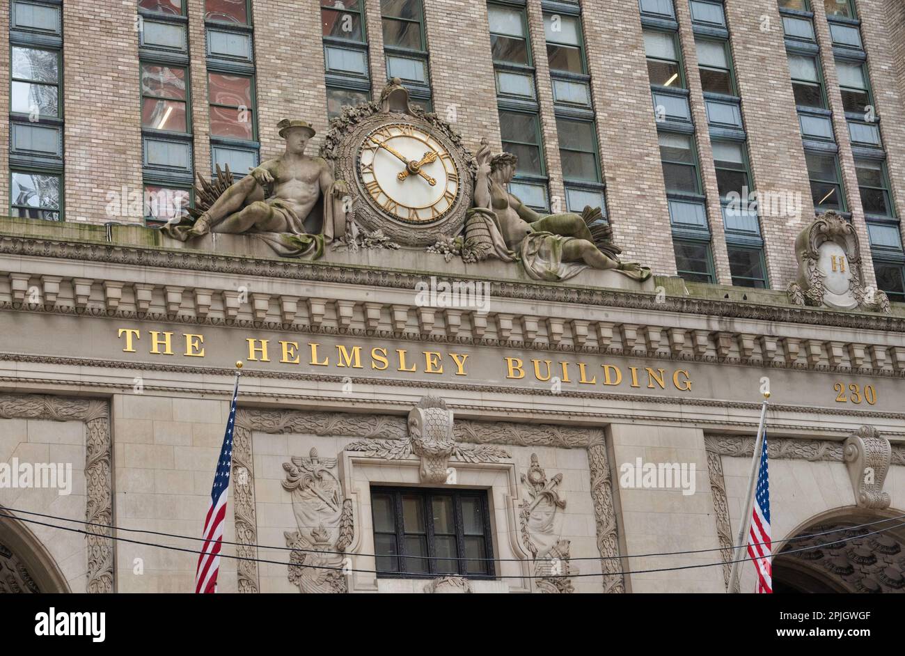 Das Helmsley Building in der Park Avenue verfügt über eine große analoge Uhr mit römischen Ziffern, 2023, New York City, USA Stockfoto