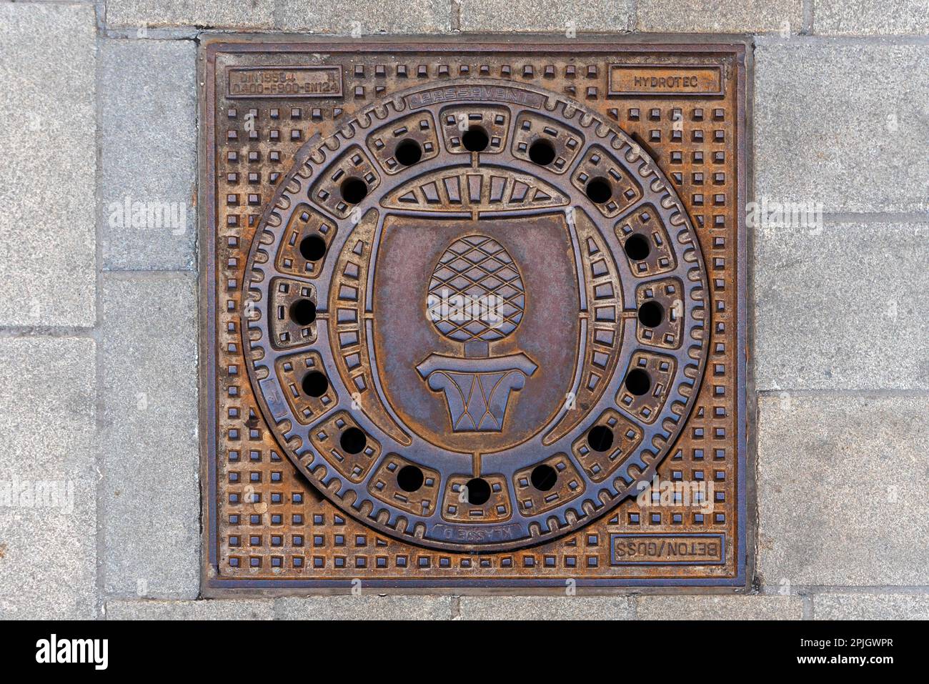 Schachtabdeckung mit dem Wappen der Stadt Augsburg, Augsburg, Bayern, Deutschland, Europa Stockfoto