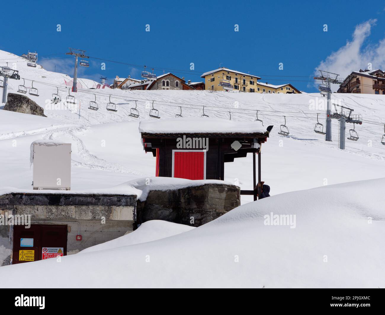 Skilift umgeben von Schnee und Gebäuden im Skigebiet Breuil-Cervinia im Aostatal Italien Stockfoto