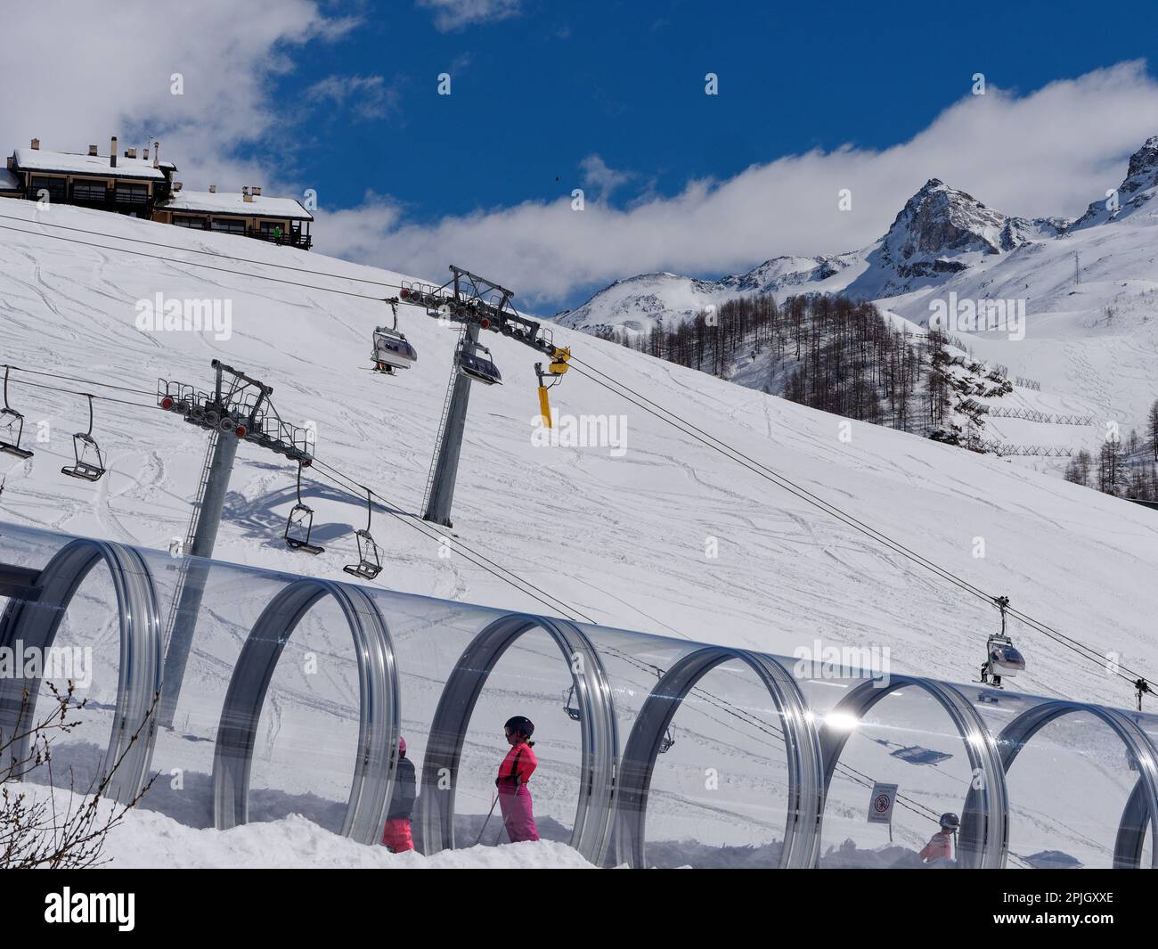 Das Skigebiet Breuil-Cervinia im Aostatal Italien. Kinder-/Kinderskipiste Skilift in einem Tunnel mit Haupt-Skilift dahinter. Stockfoto