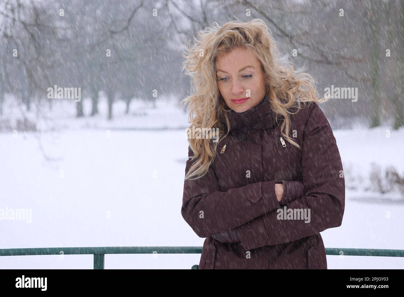 Einfrieren Frau in schwere Schneefälle im Winter Depression leiden. Stockfoto