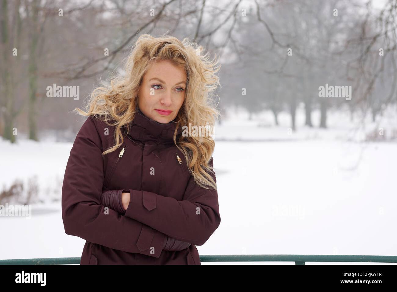 Traurige Frau Einfrieren im verschneiten Winterlandschaft Stockfoto