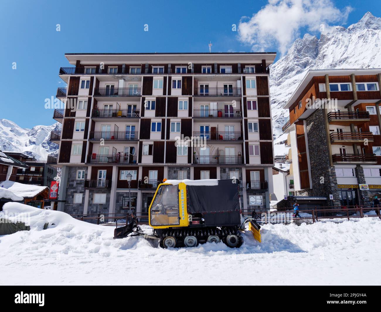 Ferienapartments mit Schneepflug im Skigebiet Breuil-Cervinia im Aostatal Italien Stockfoto