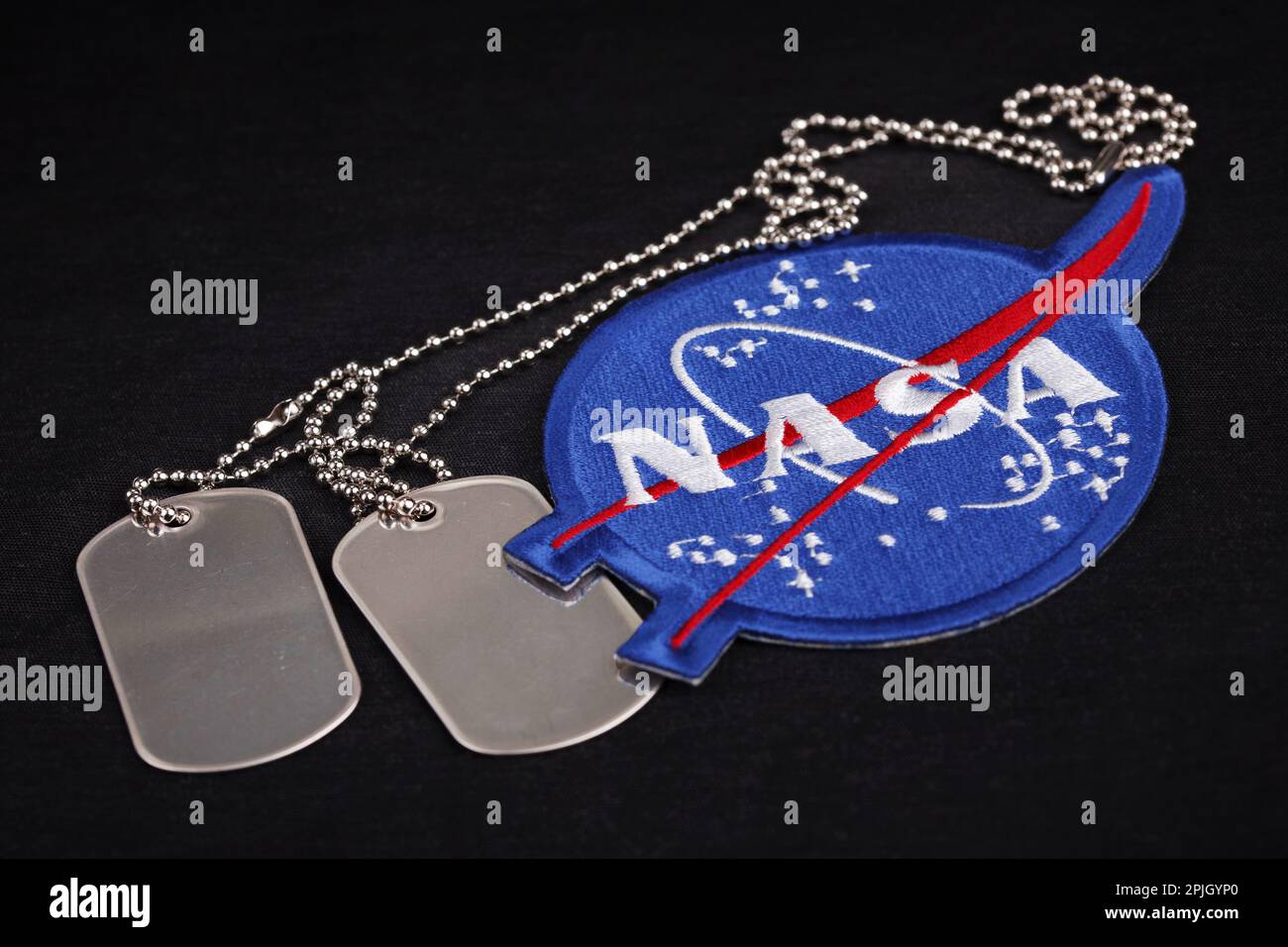 15. März 2018 - Die Nationale Luft- und Raumfahrtbehörde (NASA) Emblem Patch und Dog Tags auf Schwarz einheitlichen Hintergrund Stockfoto