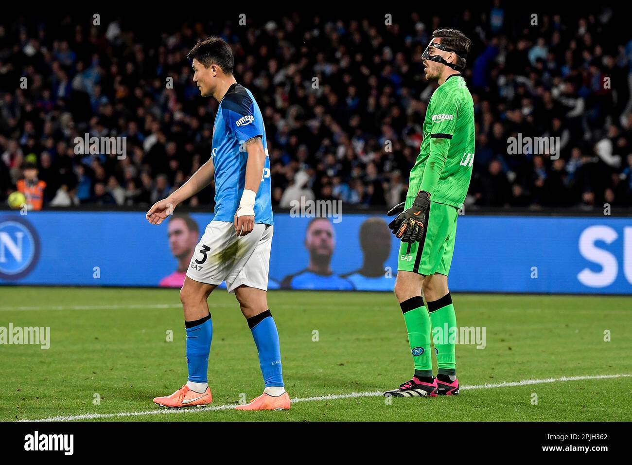 Neapel, Italien. 02. April 2023. Kim Min-jae und Alex Meret von SSC Napoli sehen beim Fußballspiel der Serie A zwischen SSC Napoli und AC Milan im Stadion Diego Armando Maradona in Neapel (Italien) am 2. April 2023 dejected aus. Kredit: Insidefoto di andrea staccioli/Alamy Live News Stockfoto