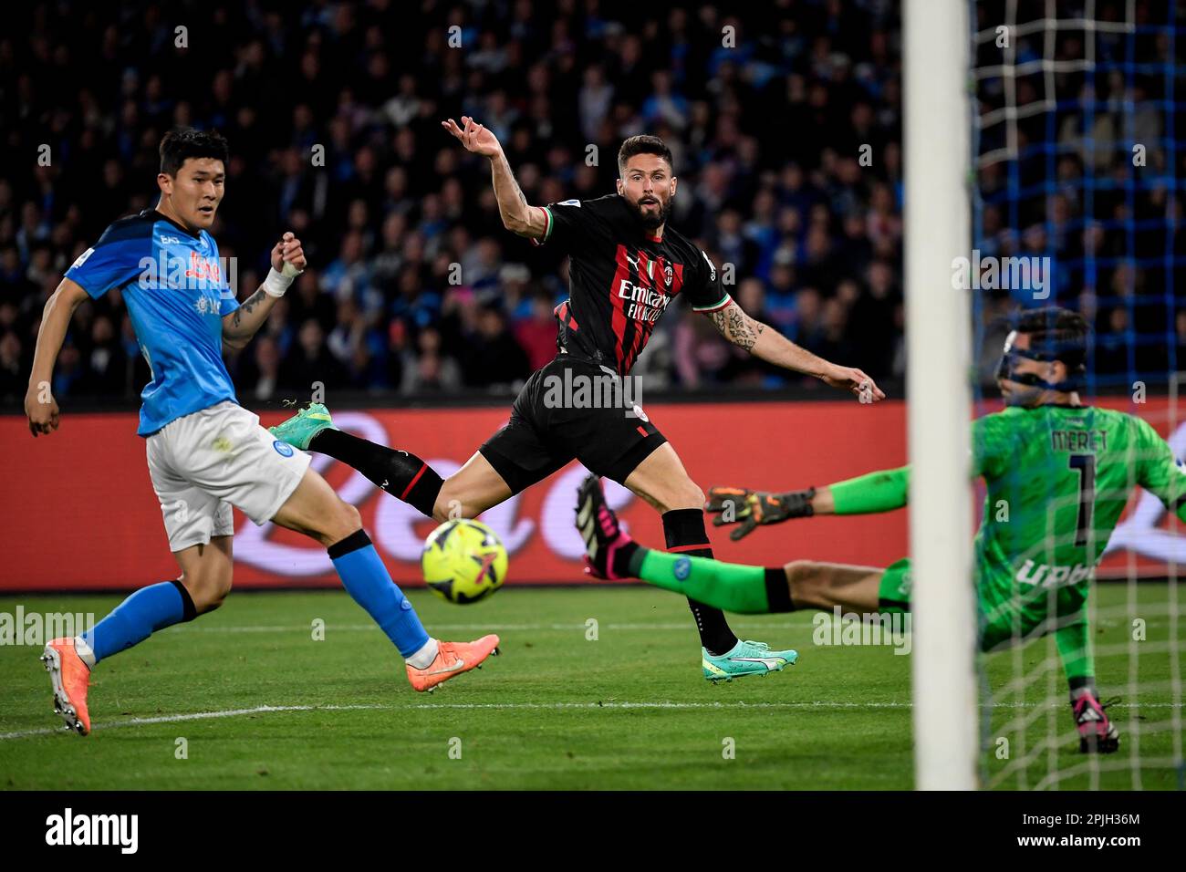 Neapel, Italien. 02. April 2023. Kim Min-jae von SSC Napoli, Olivier Giroud von AC Milan und Alex Meret von SSC Napoli während des Fußballspiels der Serie A zwischen SSC Napoli und AC Milan im Stadion Diego Armando Maradona in Neapel (Italien) am 2. April 2023. Kredit: Insidefoto di andrea staccioli/Alamy Live News Stockfoto