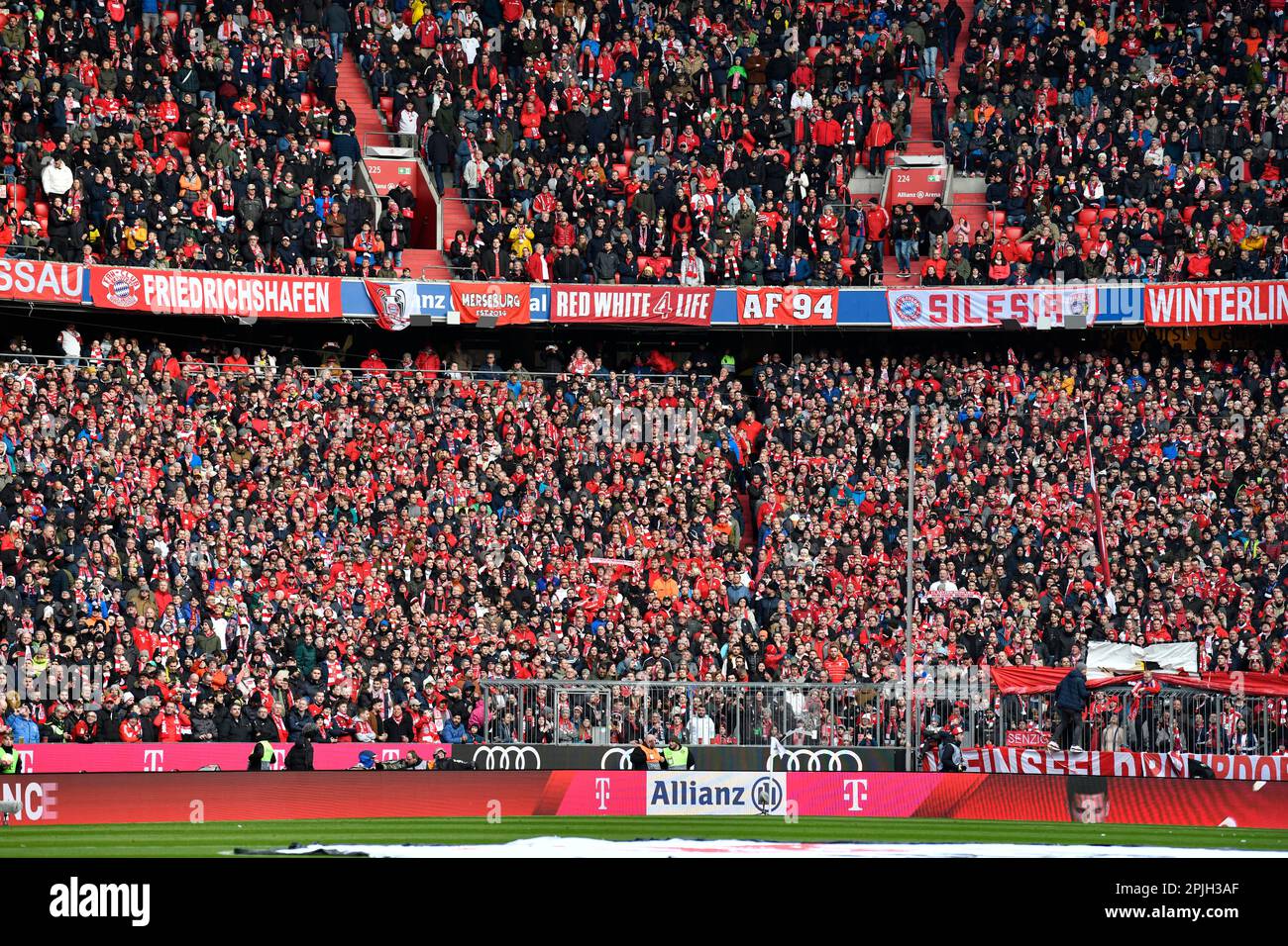 Fanblock mit Flaggen, Bannern, voll, ausverkauft, Suedkurve, German Classico FC Bayern Muenchen FCB vs Borussia Dortmund BVB, Allianz Arena, München Stockfoto