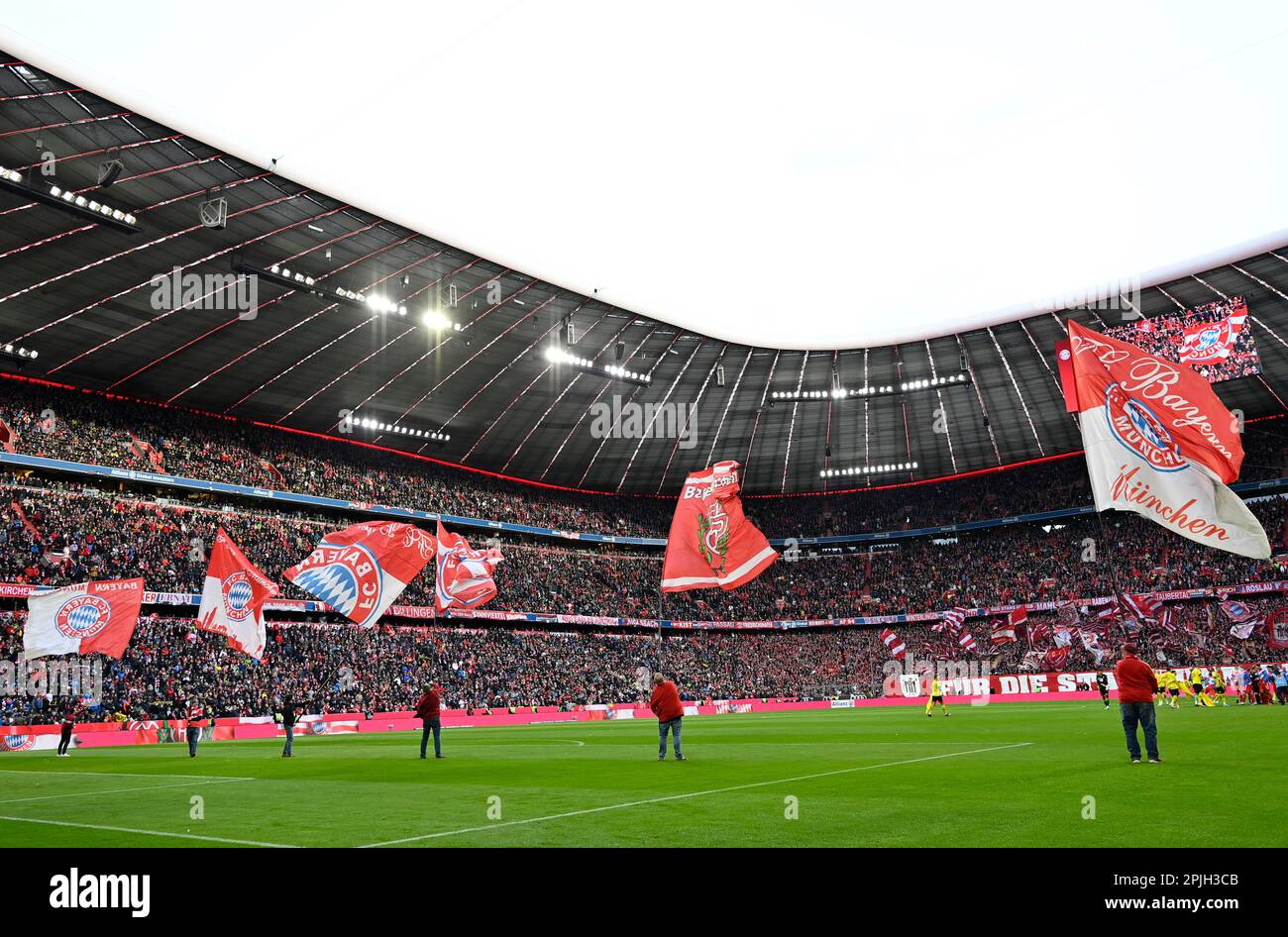 Die Flagge schwingt vor dem Spielbeginn, stimmungsvoll, ausverkauft, Deutscher Klassiker FC Bayern München FCB gegen Borussia Dortmund BVB, Allianz Arena Stockfoto