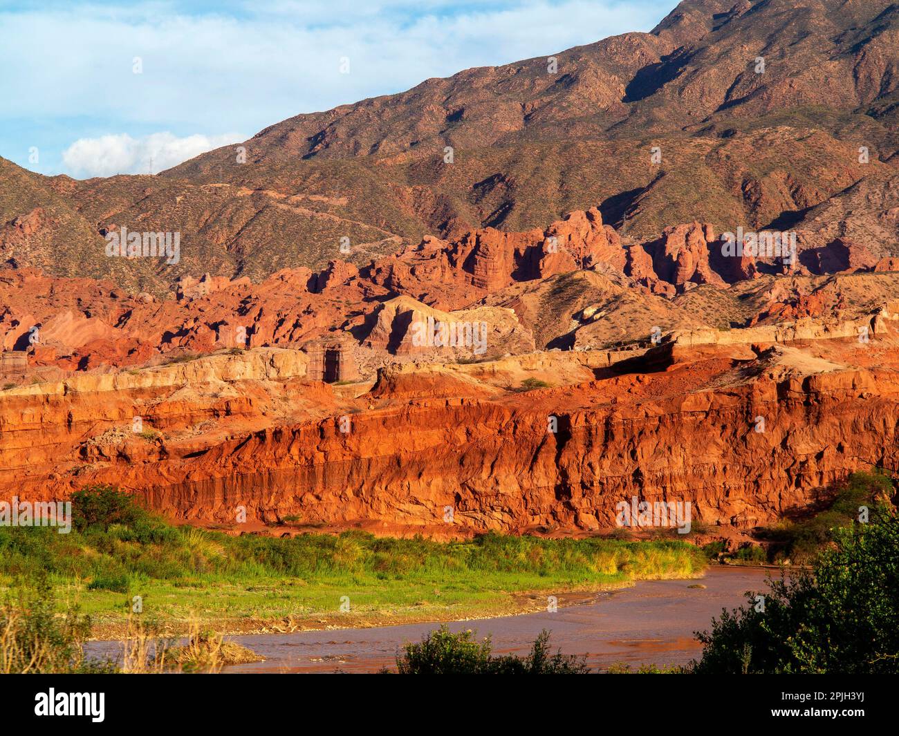 Rote zerklüftete felsige Berge und der Fluss Las Conchas auf der Quebrada de Cafayate auf der Ruta 68, Provinz Salta, Argentinien Stockfoto