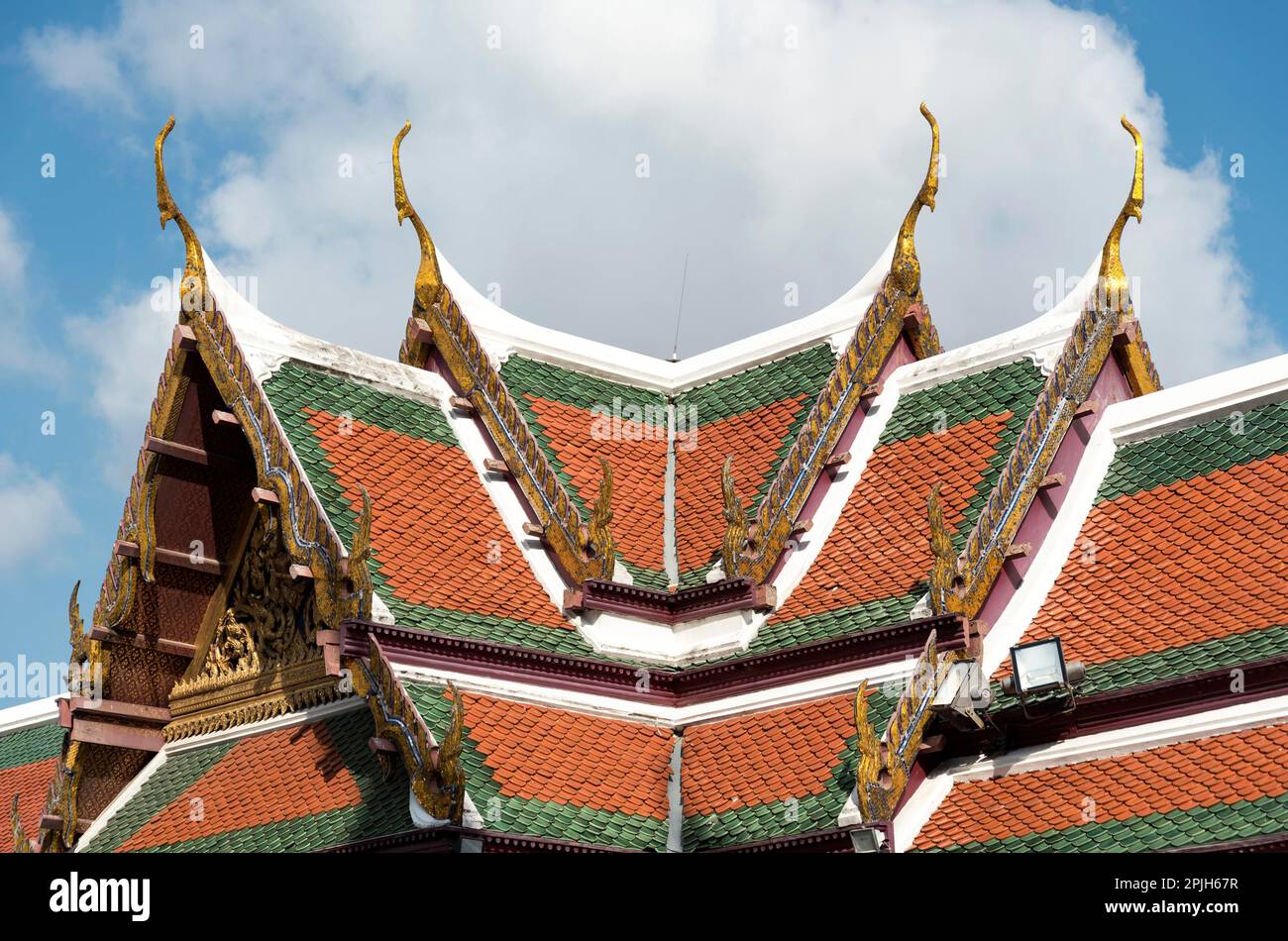 Gefliestes Dach des königlichen Pantheons, Tempel des Smaragd-Buddha, großer Palast, Bangkok, Thailand Stockfoto