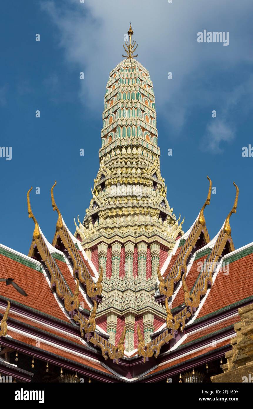 Reich geschnitzter Prang, königliches Pantheon, Tempel des Smaragd-Buddha, großer Palast, Bangkok, Thailand Stockfoto