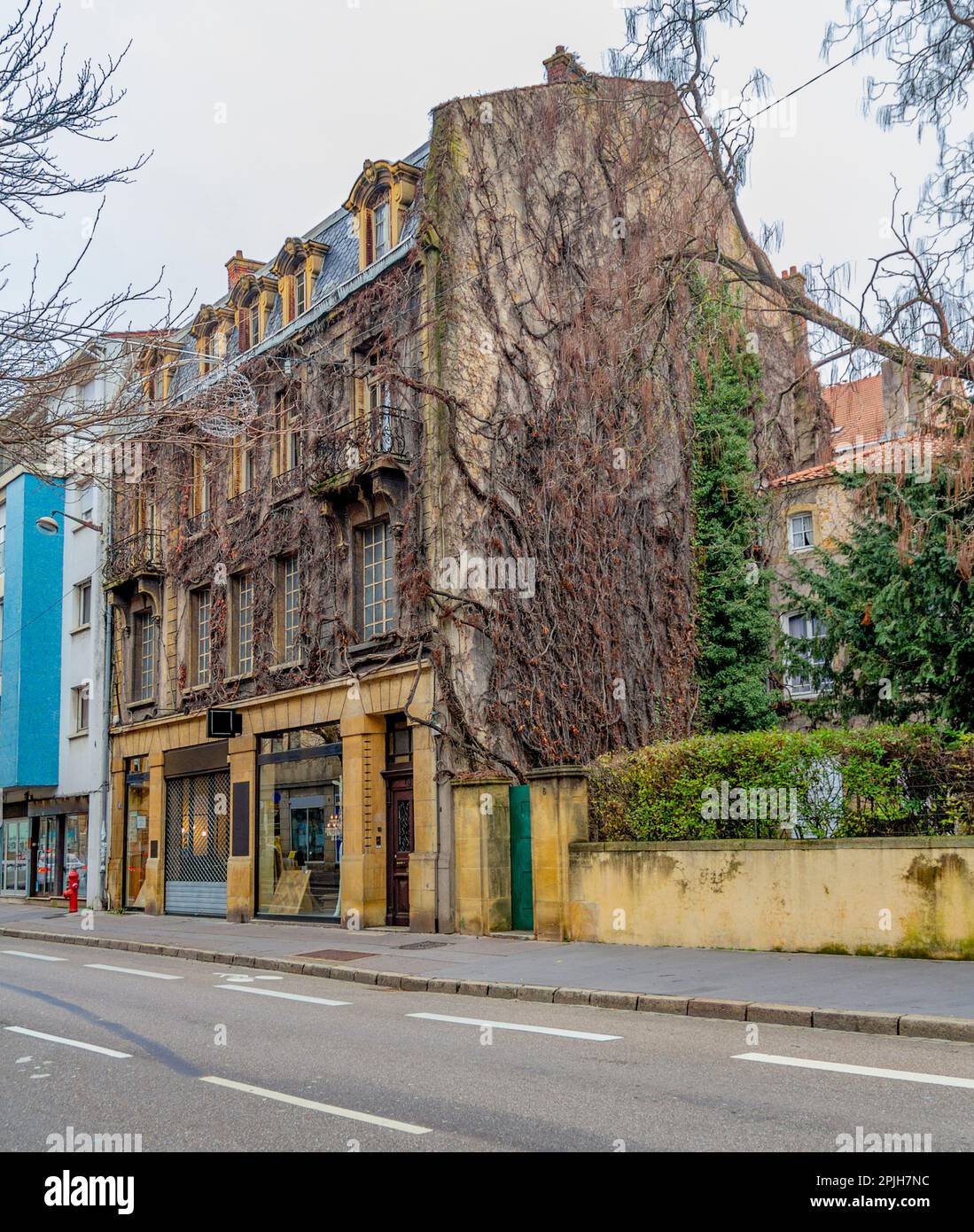 Überwuchertes Haus in Metz, im Winter in der Region Lothringen in Frankreich Stockfoto