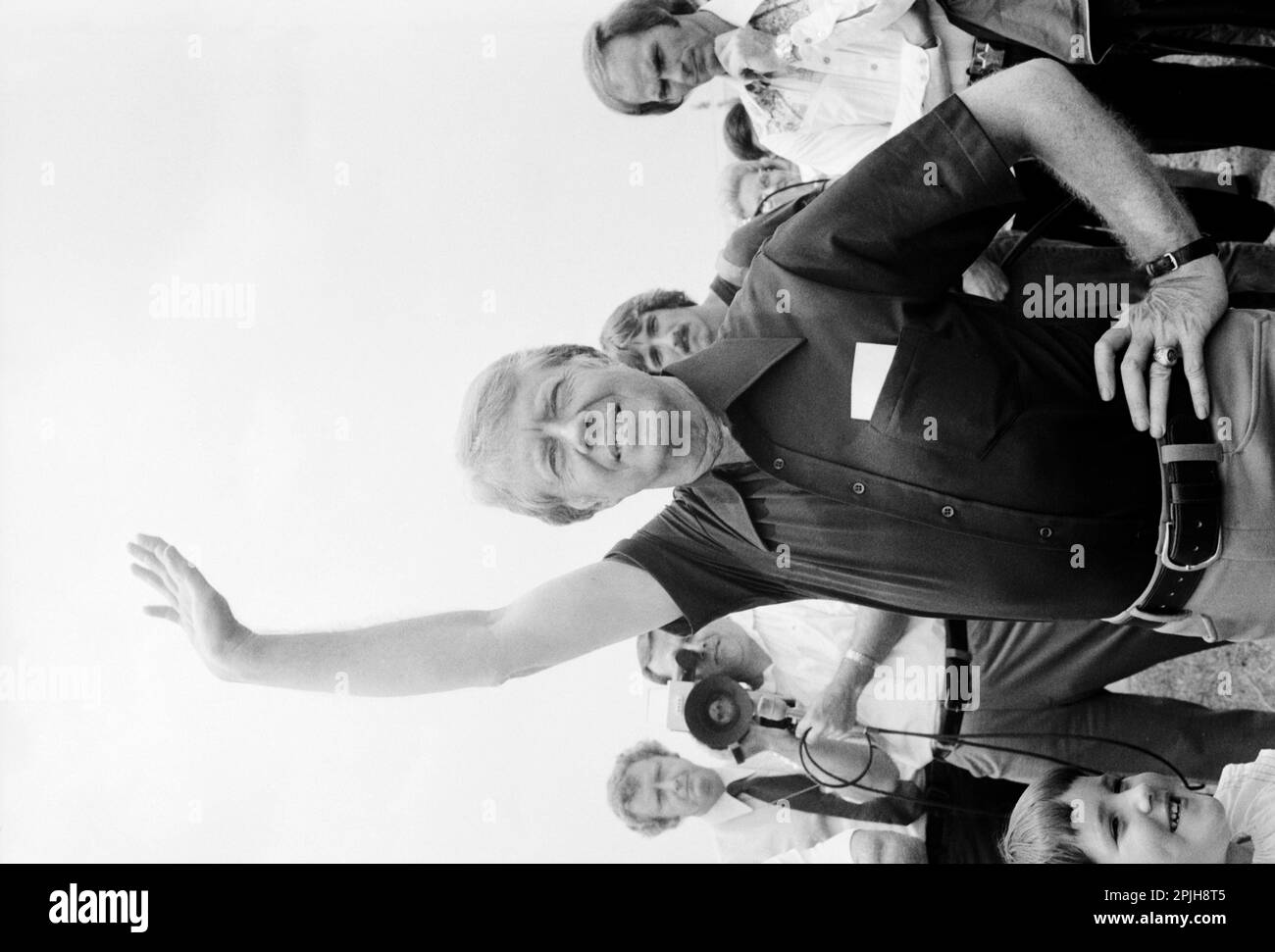 Jimmy Carter "Wellenlinien" auf Wiedersehen, John Glenn in Plains, Georgia Flughafen nach Interviews mit ihm als möglicher Vize-Präsidenten für die Vizepräsidentschaft. -Um dieses Bild zu lizenzieren, klicken Sie auf den Einkaufswagen unten- Stockfoto