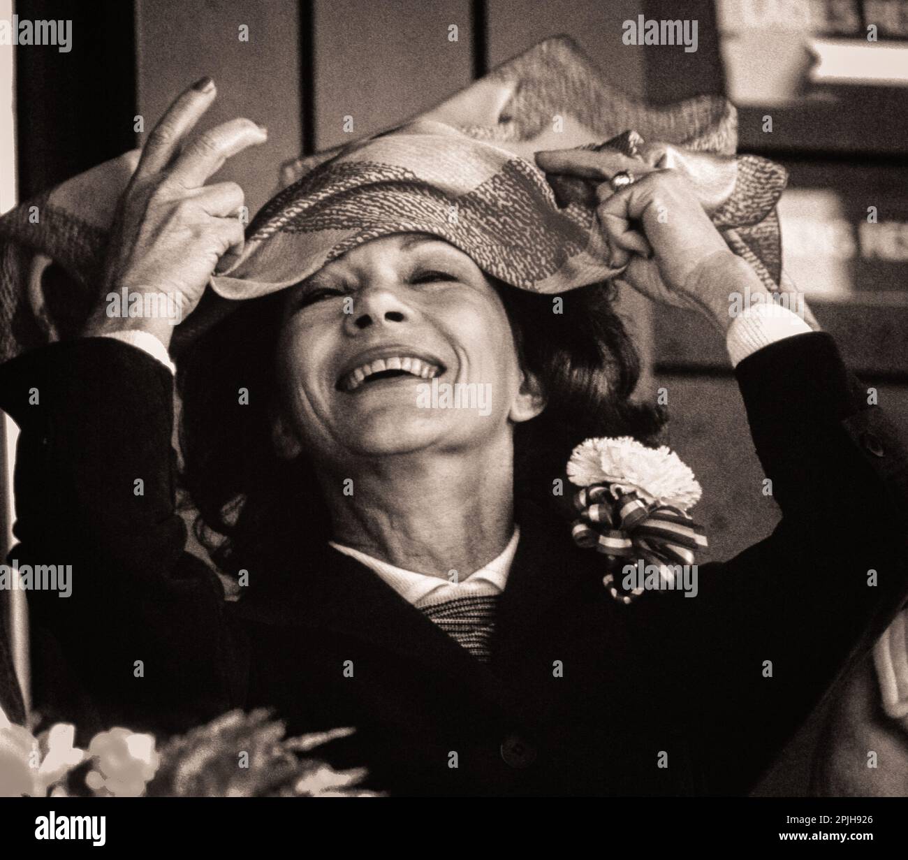 Rosalynn Carter ringt mit einem flyaway Schal. Viele Amerikaner sehen Sie auf Rosalynn Carter, eine Frau von ruhiger Würde, als südliches Jacqueline Kennedy. Stockfoto