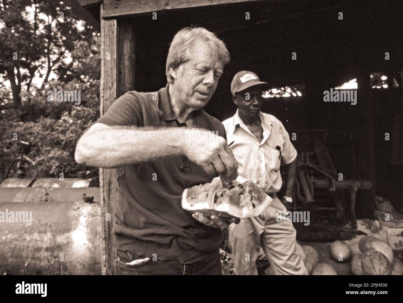 Präsident Carter Proben eine Wassermelone, als er Besuche mit Pächter Leonard Wright, der arbeitet, der Carter Ackerland. Stockfoto