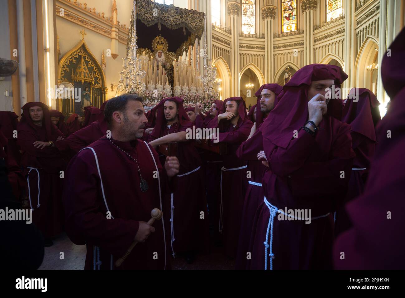 Malaga, Spanien. 02. April 2023. Die Brüder „Salud“ warten in einer Kirche, bevor sie während der Feierlichkeiten der Heiligen Woche an der Prozession teilnehmen. Tausende von Menschen feiern die Heilige Woche und warten darauf, die Bruderschaften und Osterprozessionen auf den Straßen der Stadt zu sehen. Die Heilige Woche in Andalusien, die Tausende von Gläubigen und Gläubigen zusammenbringt, gilt als eine der wichtigsten religiösen und kulturellen Feierlichkeiten in der Region. (Foto: Jesus Merida/SOPA Images/Sipa USA) Guthaben: SIPA USA/Alamy Live News Stockfoto