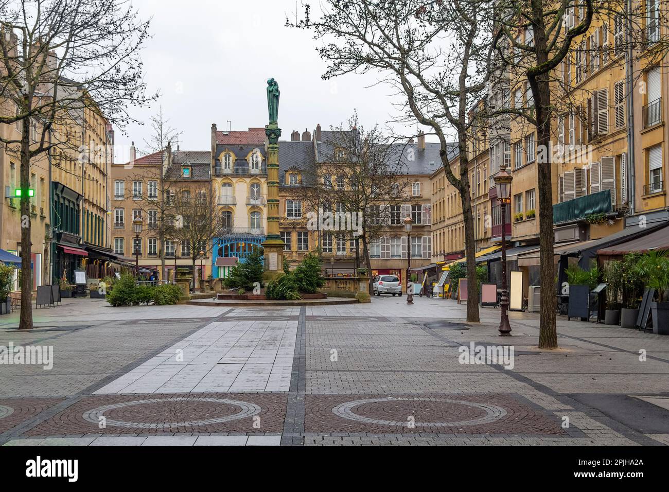 Eindruck einer Stadt namens Metz, die sich im Winter in der Region Lothringen in Frankreich befindet Stockfoto