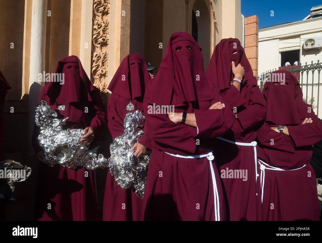 Malaga, Spanien. 02. April 2023. Die Brüder „Salud“ warten vor einer Kirche, bevor sie während der Feierlichkeiten der Heiligen Woche an der Prozession teilnehmen. Tausende von Menschen feiern die Heilige Woche und warten darauf, die Bruderschaften und Osterprozessionen auf den Straßen der Stadt zu sehen. Die Heilige Woche in Andalusien, die Tausende von Gläubigen und Gläubigen zusammenbringt, gilt als eine der wichtigsten religiösen und kulturellen Feierlichkeiten in der Region. (Foto: Jesus Merida/SOPA Images/Sipa USA) Guthaben: SIPA USA/Alamy Live News Stockfoto