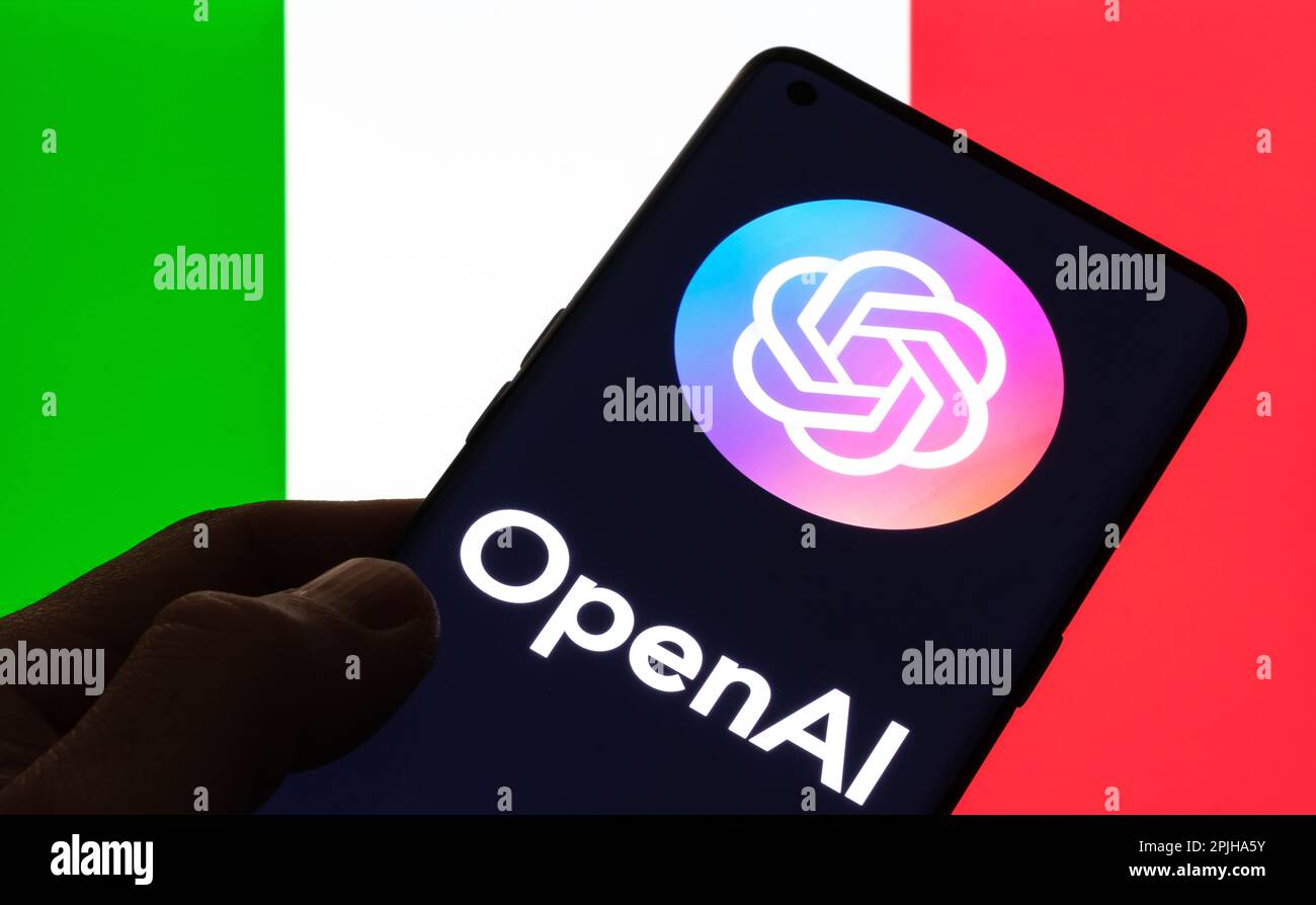 OpenAI-Logo auf Smartphone und Flagge Italiens im Hintergrund. Konzept für ChatGPT-Verbot und Regulierung von KI-Tools. Stafford, Vereinigtes Königreich Stockfoto