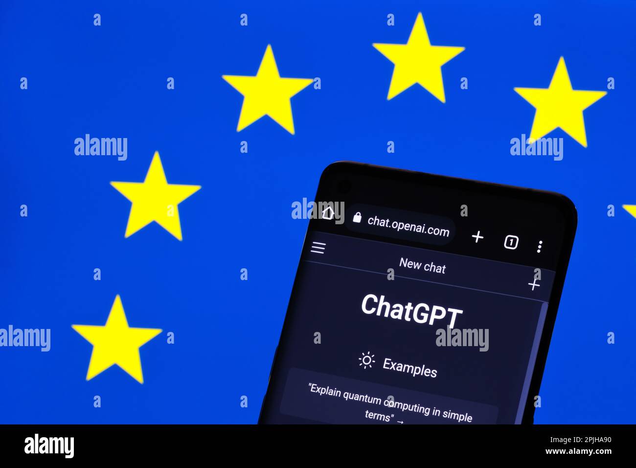 ChatGPT-Chat-bot auf Smartphone und EU-Flagge auf Laptop. Konzept zur Regulierung von KI-Instrumenten in Europa. Stafford, Großbritannien, 3. April 202 Stockfoto