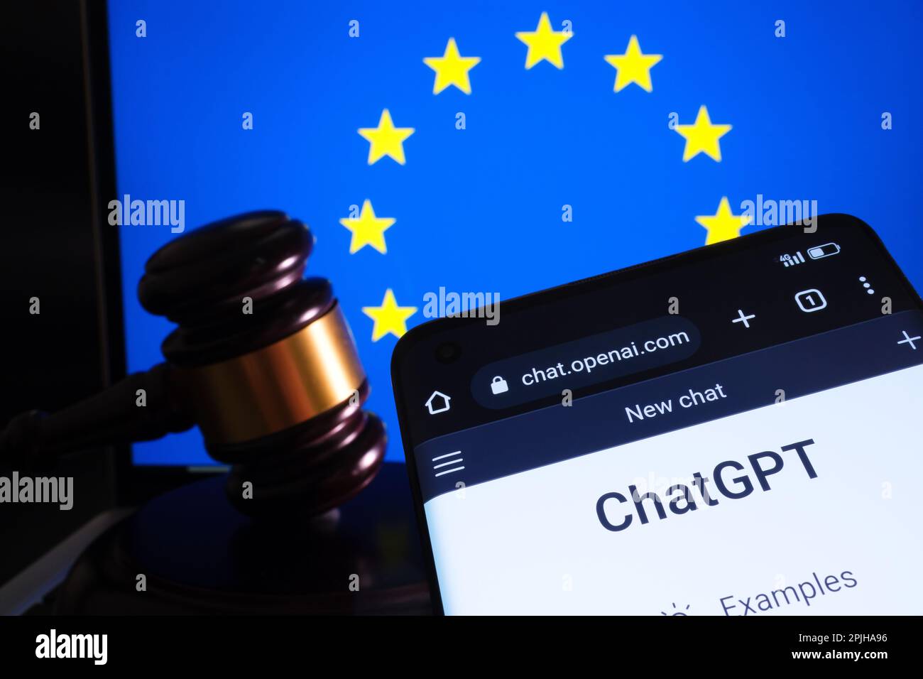ChatGPT-Chatbot auf Smartphone, EU-Flagge auf Laptop und Hammer im Hintergrund. Konzept zur Regulierung von KI-Instrumenten in Europa. Stafford, Einheit Stockfoto
