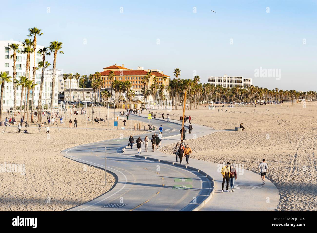 Santa Monica, Kalifornien, USA - 2022. Februar: Bei Sonnenuntergang wandern und reiten die Menschen mit dem Fahrrad Stockfoto