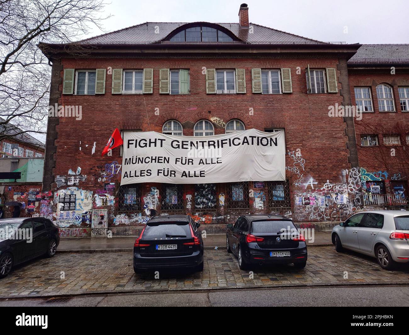 München, Bayern, Deutschland. 2. April 2023. Die Bewohner Münchens demonstrieren für erschwinglichere Wohnungen und das Ende der Gentrifizierung der von ihnen gepflegten Wohngegenden hat zu Wohnengpässen geführt. (Kreditbild: © Sachelle Babbar/ZUMA Press Wire) NUR REDAKTIONELLE VERWENDUNG! Nicht für den kommerziellen GEBRAUCH! Stockfoto