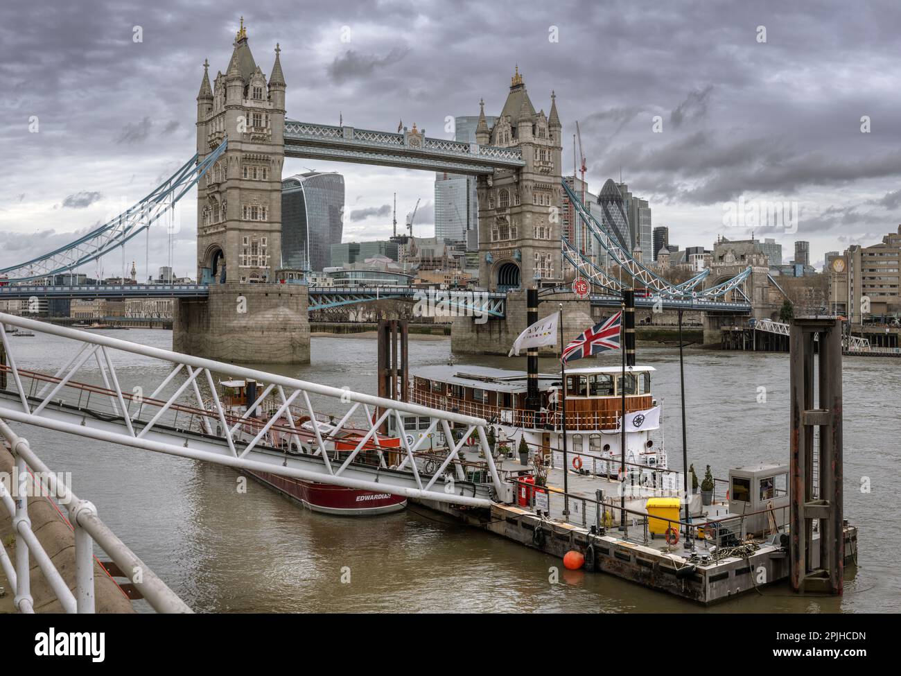 Die berühmte Tower Bridge, die weltweit anerkannt ist, ist ein denkmalgeschütztes Gebäude der Kategorie I und überquert die Themse in der Nähe des Tower of London und der City Stockfoto