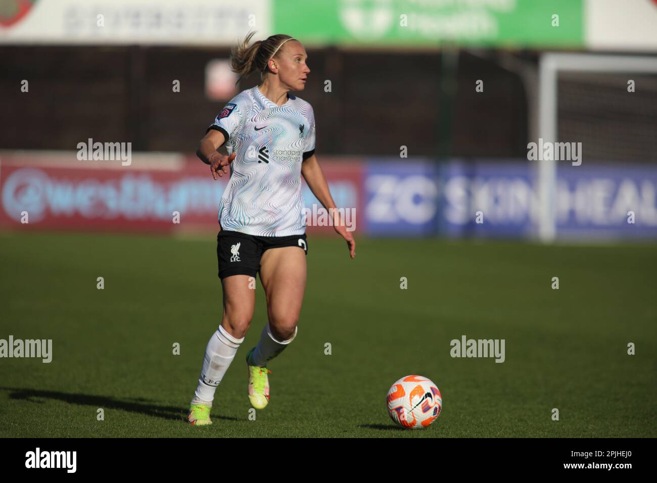 London, Großbritannien. 02. April 2023. London, England, April 2. 2023: Emma Koivisto (2 Liverpool) in Aktion beim FA Womens Super League-Spiel zwischen West Ham United und Liverpool im Chigwell Construction Stadium in London, England. (Alexander Canillas/SSP/SPP) Guthaben: SPP Sport Press Photo. Alamy Live News Stockfoto